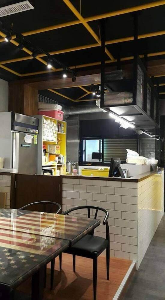 Hostal Flora Bnb