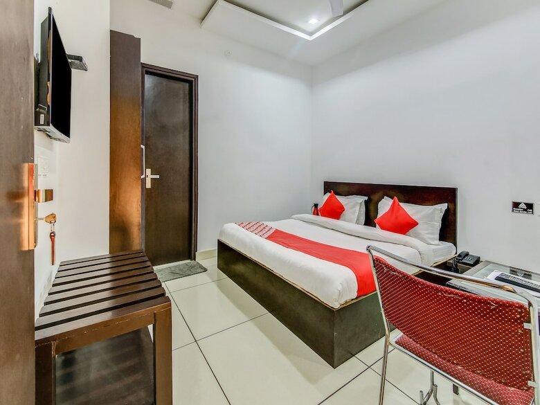 Oyo 27999 Hotel Deep