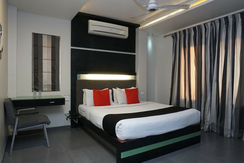 Capital O 28762 Skylark Business Hotel