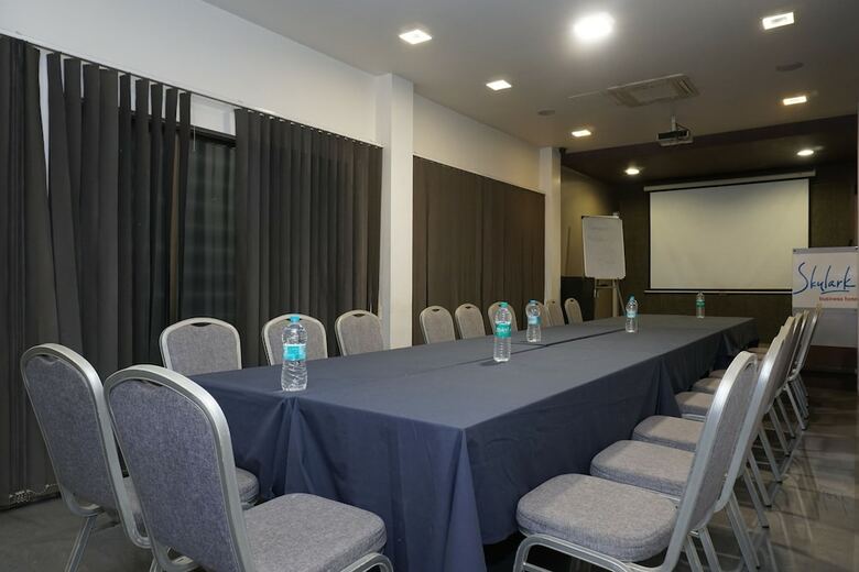 Capital O 28762 Skylark Business Hotel