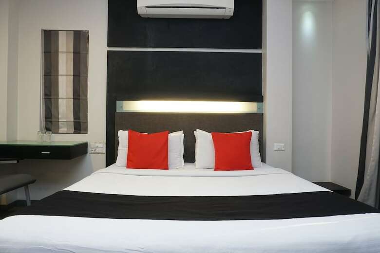 Capital O 28762 Skylark Business Hotel
