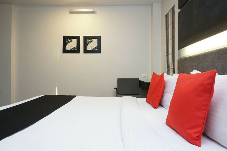 Capital O 28762 Skylark Business Hotel