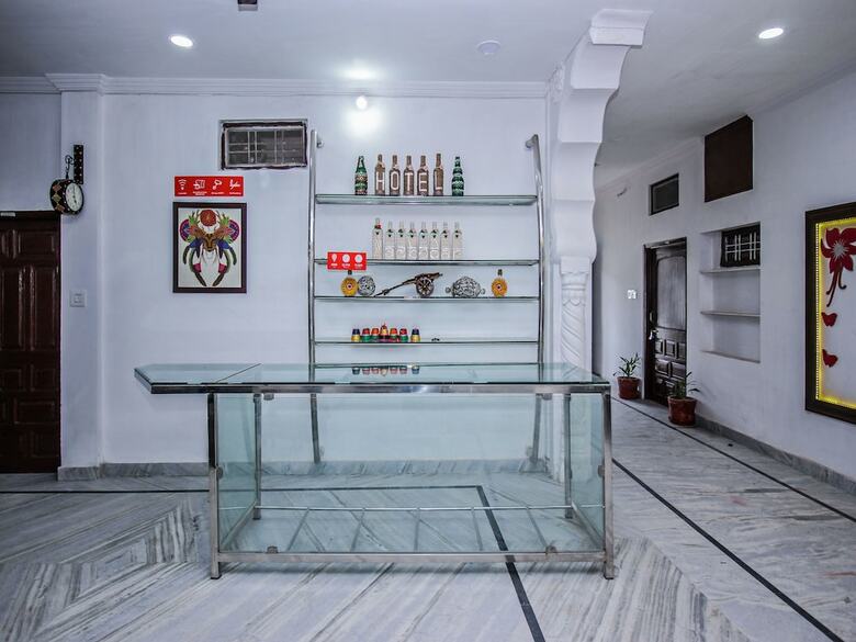 Oyo 18272 Hotel Lambodar