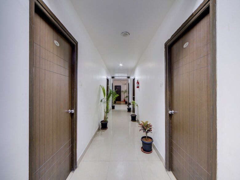 Hotel Oyo 28033 Pradha Grand