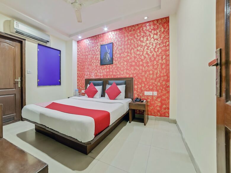 Hotel Oyo 24437 Oxford Deluxe