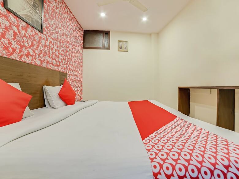 Hotel Oyo 24437 Oxford Deluxe