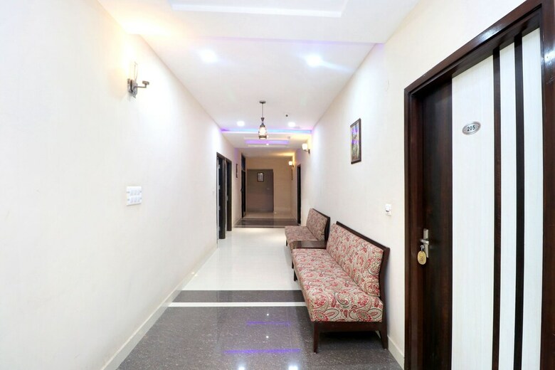 Oyo 28122 Hotel C M Plaza
