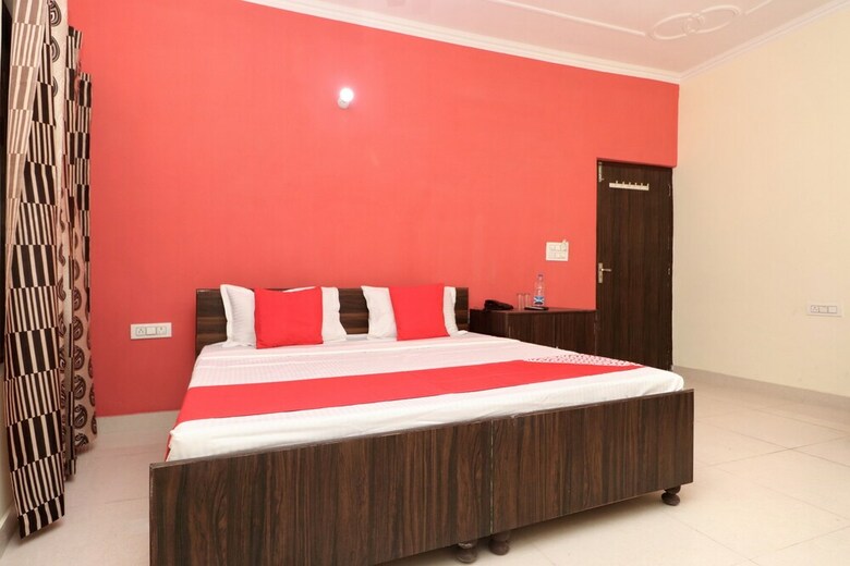 Oyo 27670 Ts Hotel