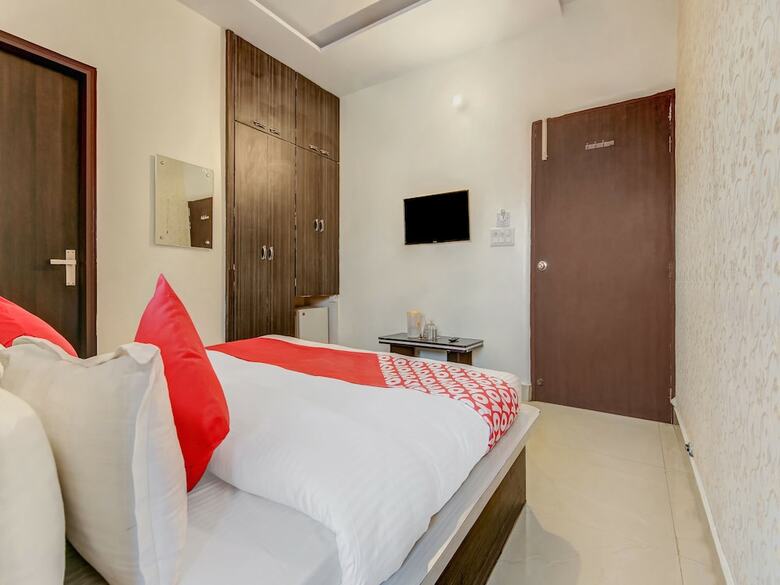 Oyo 28040 Hotel Cg Inn