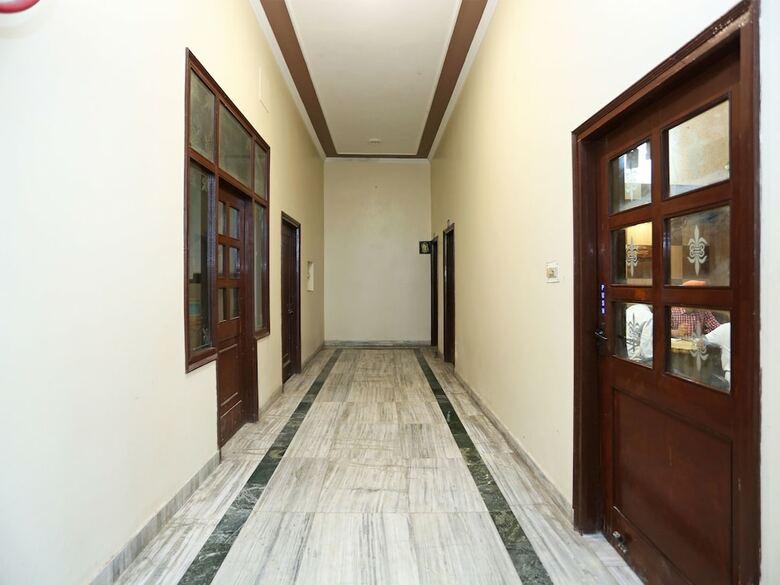 Oyo 16906 Hotel Balsons