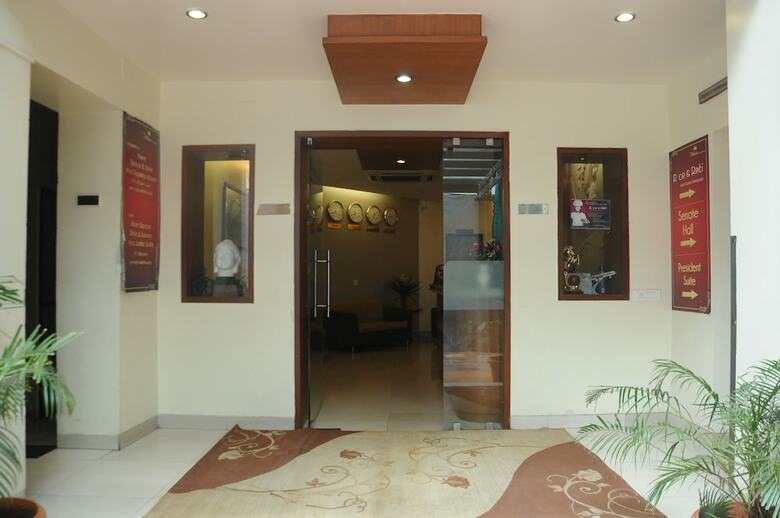 Jk Rooms 104 Hotel Madhav International