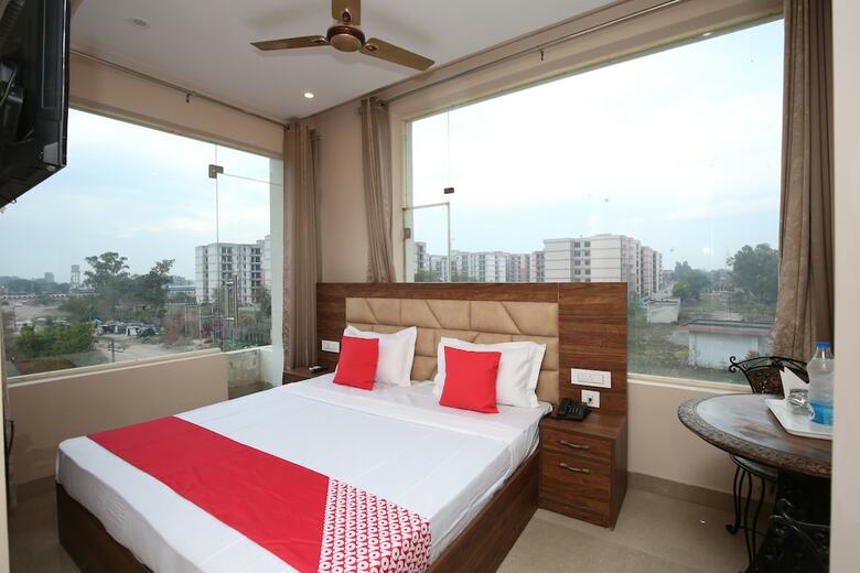 Oyo 27743 Hotel Platina