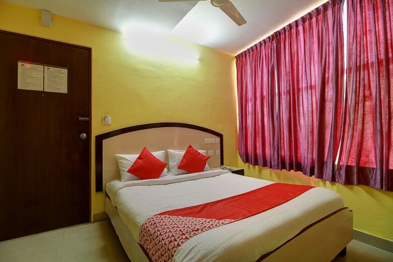 Hotel Oyo 18976 Mascot Inn