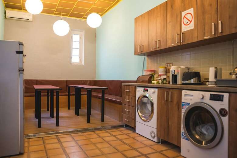 Hostal Reveller's Hostel
