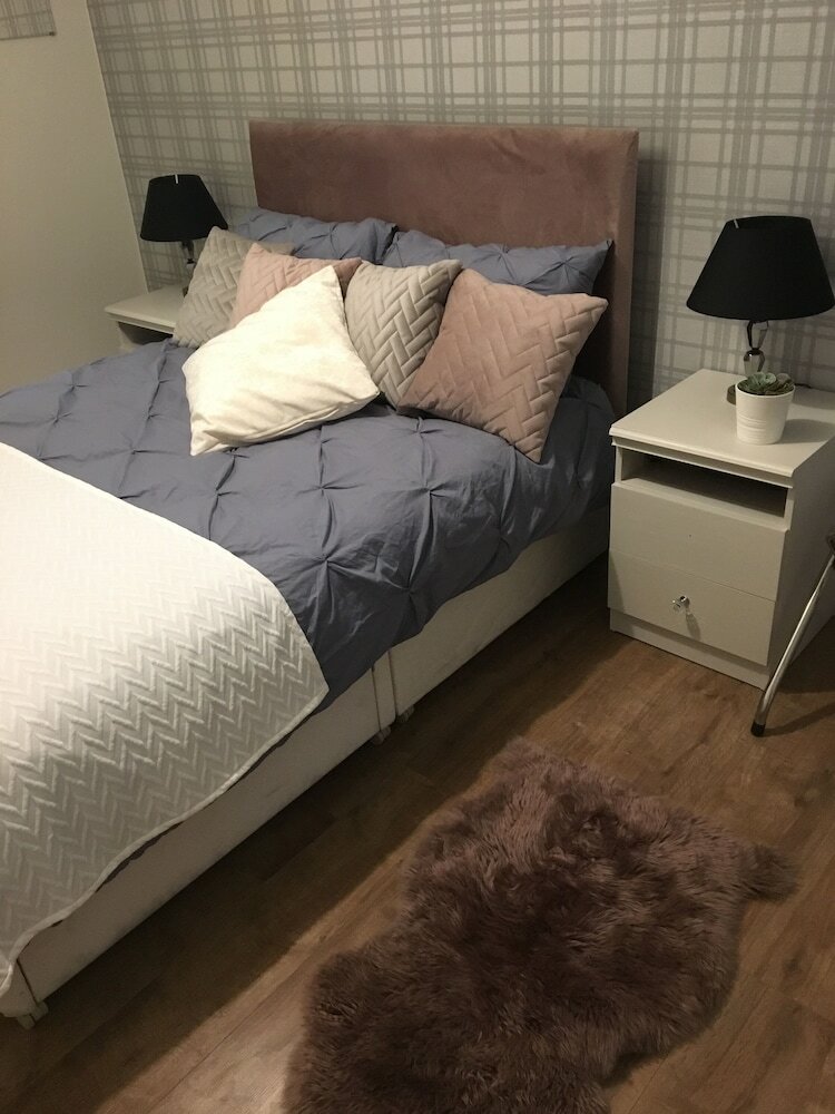 Central 3 Bd House With Garden & Jacuzzi