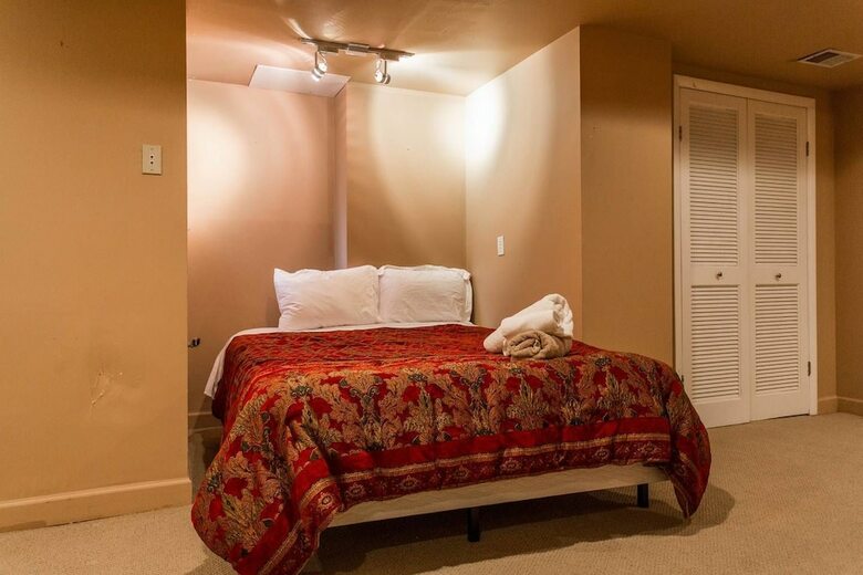 Safe Spacious Mansion Indowntown
