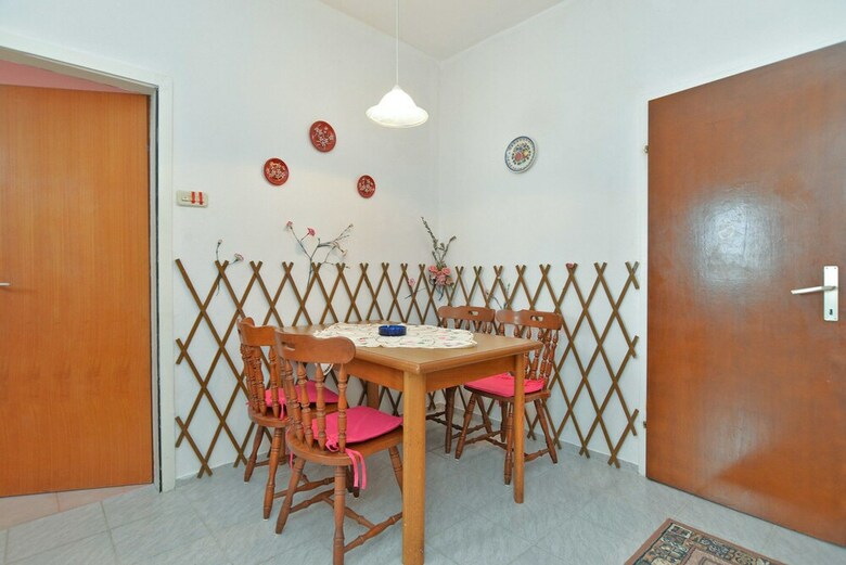Apartment 725