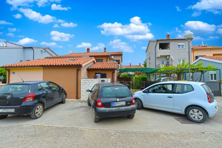 Apartment 843
