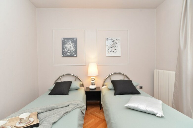 Apartment 843