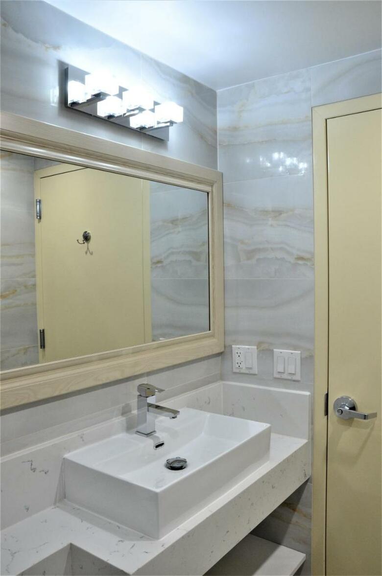 Lic Plaza Hotel
