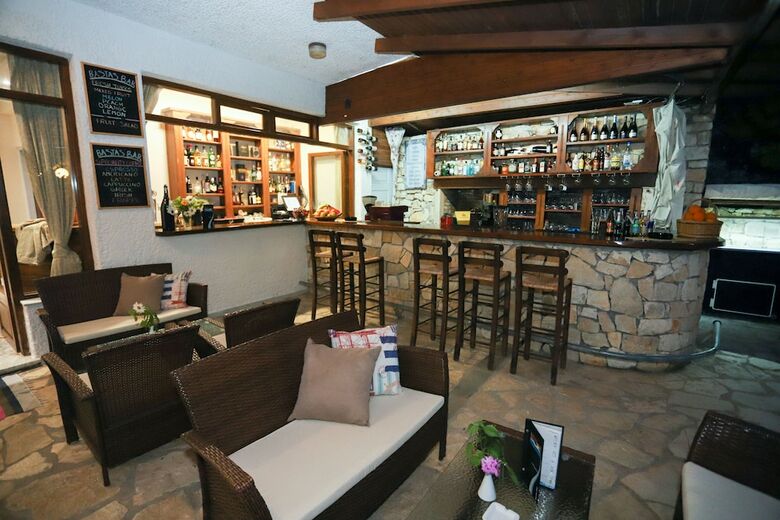 Bastas Hotel & Studios
