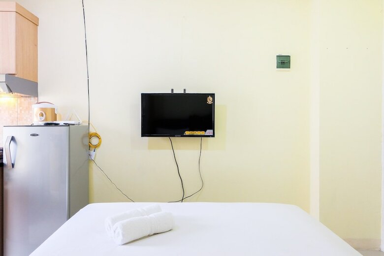 Minimalist Studio Green Pramuka Apartment