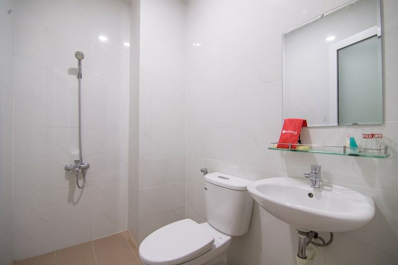 Hotel Reddoorz @ Le Van Sy Street