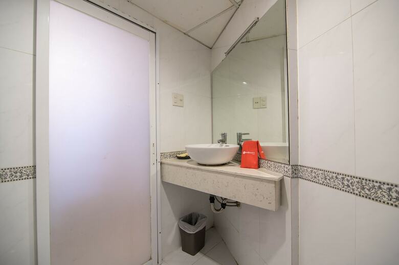 Hotel Reddoorz Plus @ Ben Thanh Market 4