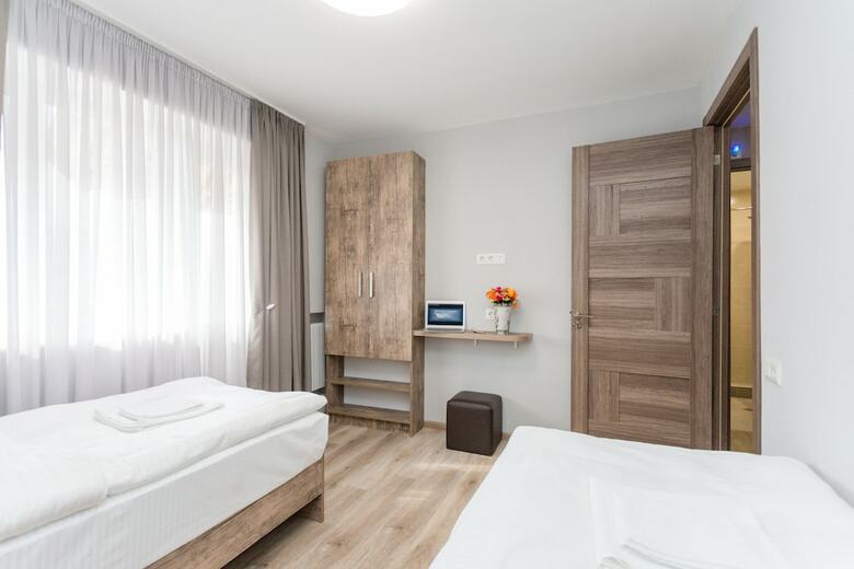 Falcon Apartments - Metro
