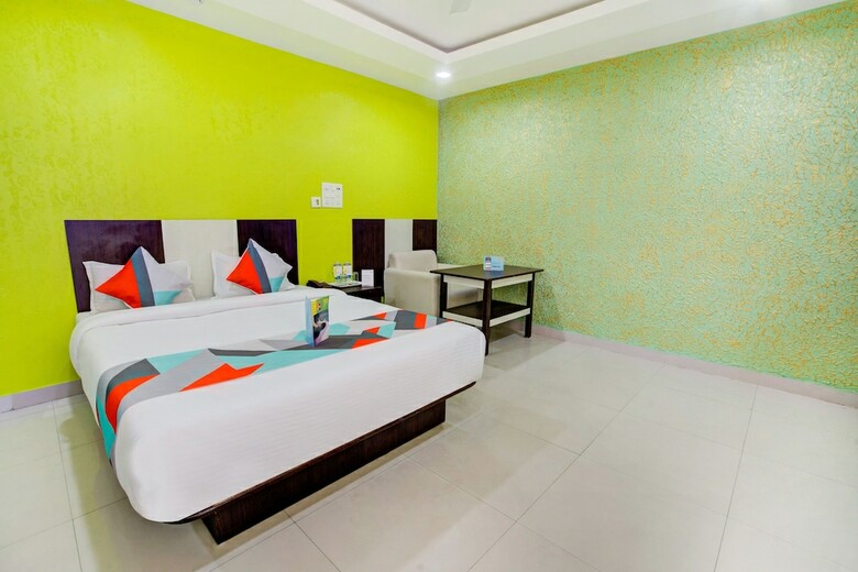 Fabhotel Chirom Palace