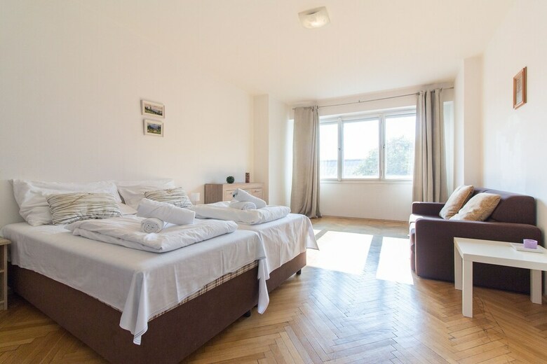 Large Apartment 1min Walk To Metro Andel By Easybnb