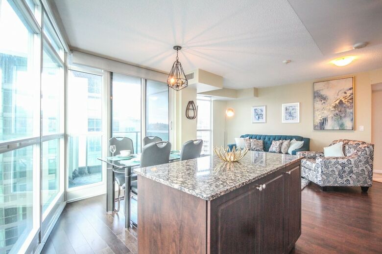 Sarkar Suites - Fort York Blvd
