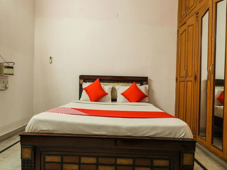 Hotel Oyo 16135 Krupa Service Apartment