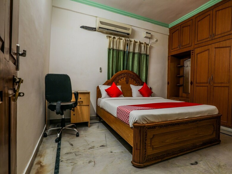 Hotel Oyo 16135 Krupa Service Apartment