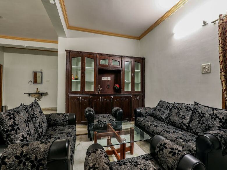 Hotel Oyo 16135 Krupa Service Apartment