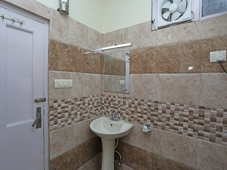 Hotel Oyo 27002 H S R Ram Bazaar