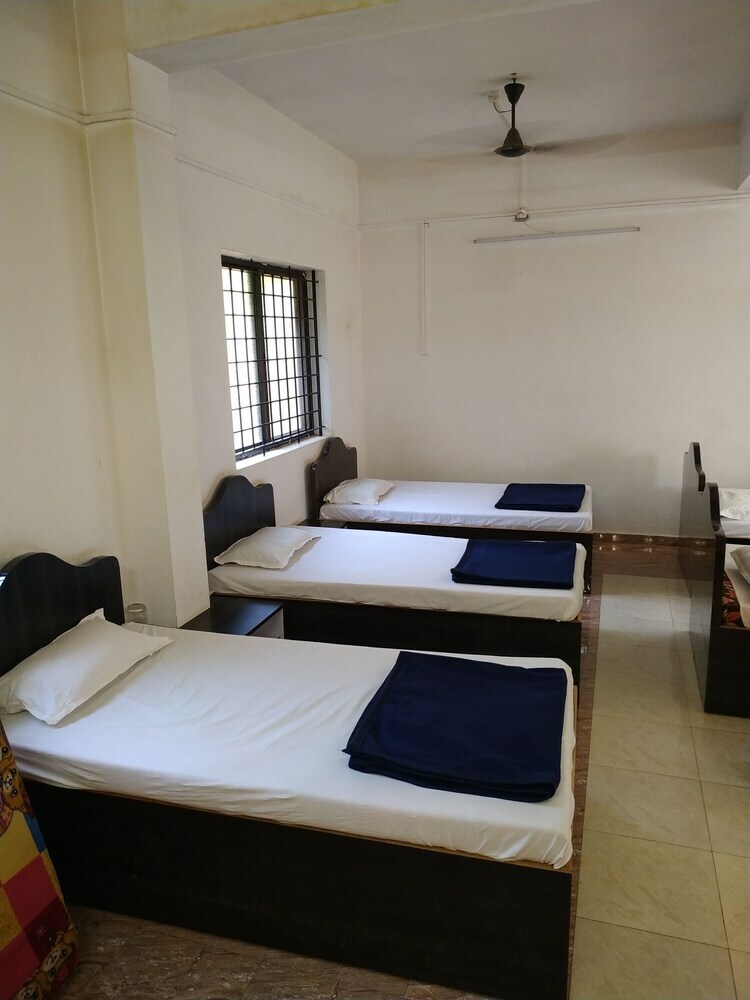Hostal Iroomz Hotel Gananjaya