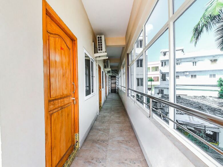 Hotel Oyo 14207 Royal Residential Lodge