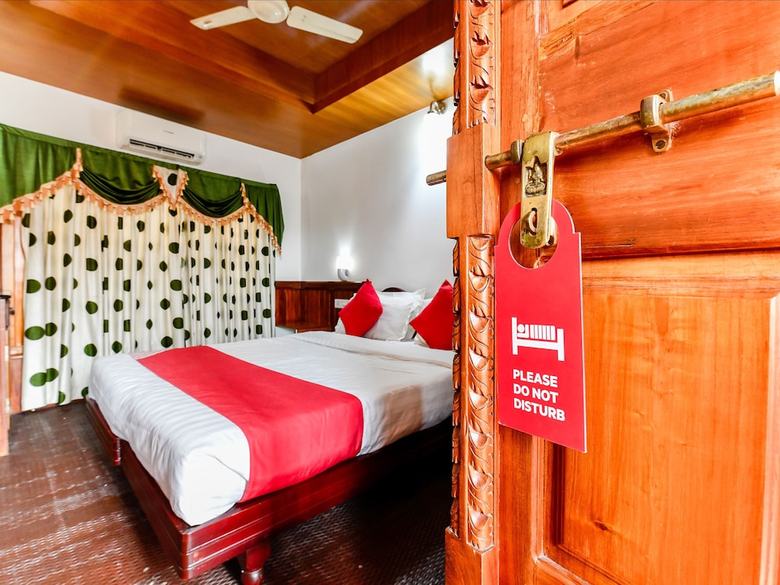 Hotel Oyo 24606 Waves & Wind 3bhk Houseboat
