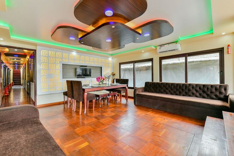 Oyo 23063 Luxury Meghavarsham 5bhk