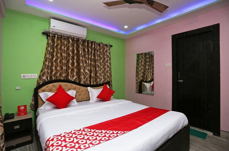 Hotel Oyo 22566 Red Velvet Inn