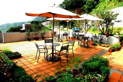 J.f Sleepless Ones Garden Hotel