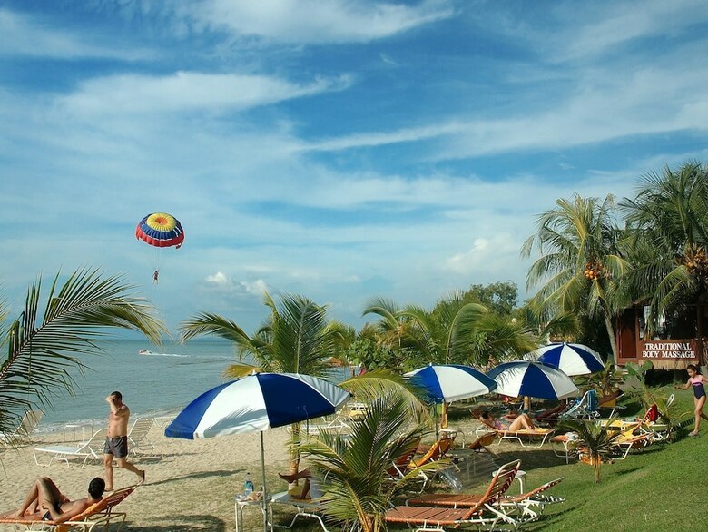 Hotel Expat's Nook Beach Resort