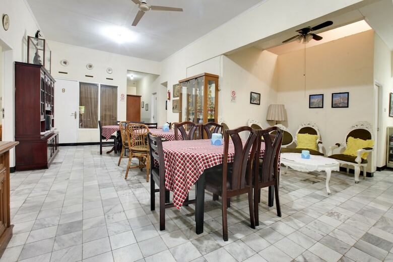 Hotel Literooms Kebun Raya Bogor