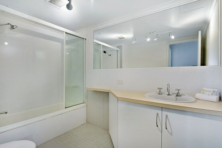 2 Bedroom Apartment Located In Central Broadbeach