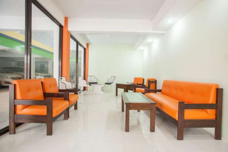 Hotel Reddoorz Near Petra University 2