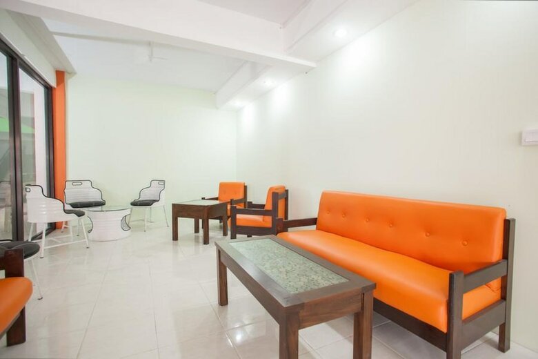 Hotel Reddoorz Near Petra University 2