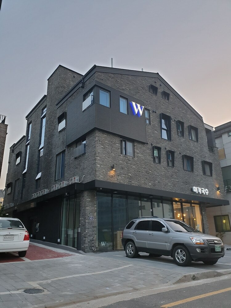 Hotel W Premium Airport Guesthouse