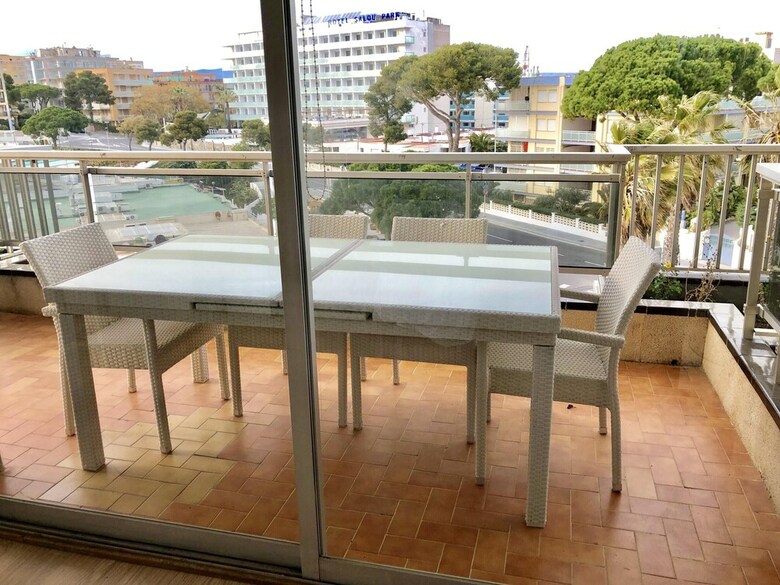 Apartment With 3 Bedrooms In Salou