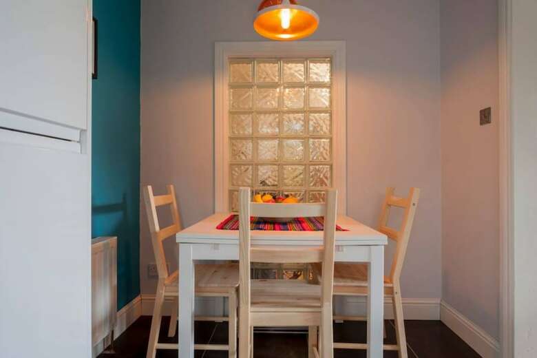 Spacious 1 Bedroom Apartment Near The Triangle